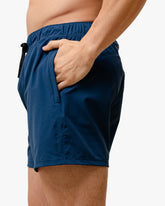 WHILE ON EARTH MEN'S PATHWAY RUNNING SHORT 5" MIDNIGHT